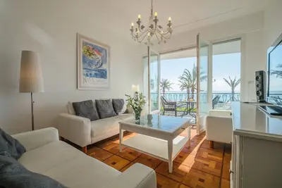 Image de Appartement avec vue spectaculaire sur la mer donnant sur la Promenade Des Anglais Ă Nice