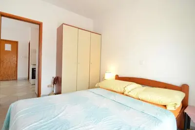 Image de Appartement de deux chambres avec la terrasse Povljana, Pag (A-12169-b)