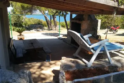 Image de Maison de style Robinson Crusoé avec le parking Baie Borova, Hvar (K-13526)