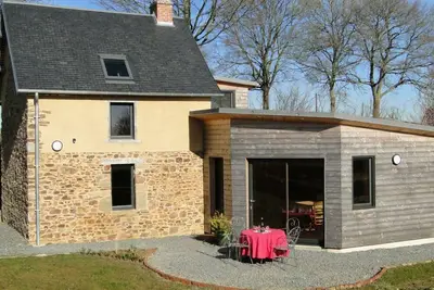 Image de Nid Douillet Écologique en Normandie avec Cheminée et Jardin - Idéal pour les Amoureux de la Nature