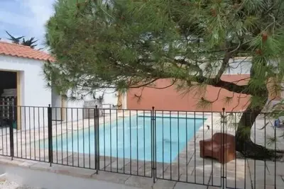 Image de tout à pied : plage et commerce -5 chambres-piscine chauffée-wifi-3 sanitaires