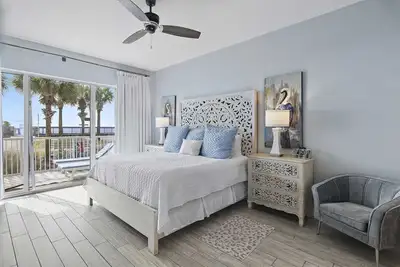 Image de *** Brand New *** Gulf Front, Beach Service, Pet Friendly Crystal View 102 3bed / 3