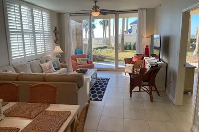Image de Beach Club C101 - Coin du rez-de-chaussée rénové - Droit sur la plage! Wifi