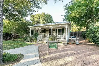 Image de Creek Street Cottage | 2 blocs de Main | Animaux domestiques