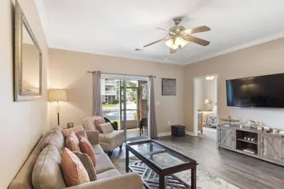 Image de Emplacement parfait dans Barefoot Resort! 1er étage 2br prêt à louer! Complètement rénové!