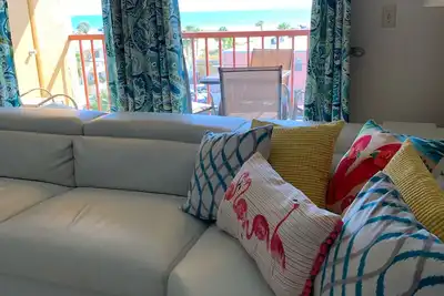 Image de Vue spectaculaire sur la plage du golfe depuis mon salon de condo.