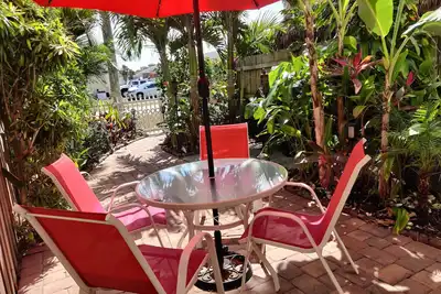 Image de Tropical Beach Tomehome w / 2-Master Suites, cour privée. Steps To océan!