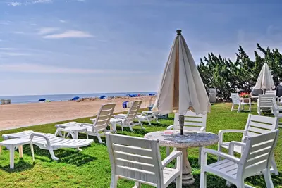 Image de Virginia Beach Studio w / Pool Access-Steps to Beach