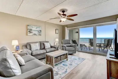 Image de 4ème étage 2 chambres / 2 salles de bain condo Oceanfront peut accueillir 6 personnes. Balcon face à l'océan et piscine.