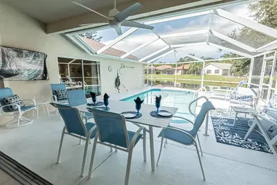 Fabuleuse maison de piscine Briarwood avec espace de divertissement extérieur et vue sur le lac