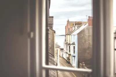 High House est une élégante maison classée Grade Ii située dans une rue pavée calme de la magnifique ville balnéaire de Tenby sur la côte du Pembrokeshire.
