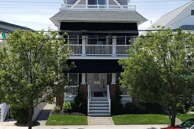 Image de Condo haut de gamme au 2e étage situé dans un quartier recherché avec vue sur la plage