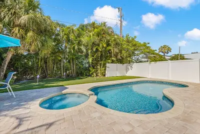 Image de Anna Maria Pool Home 2 pâtés de maisons à Pine Ave.