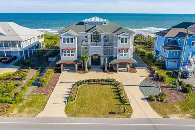 Image de Topsail Manor - Nouveau SPÉCIAUX - Maison de 8 chambres face à l'océan Parfait pour les grands groupes et les mariages!