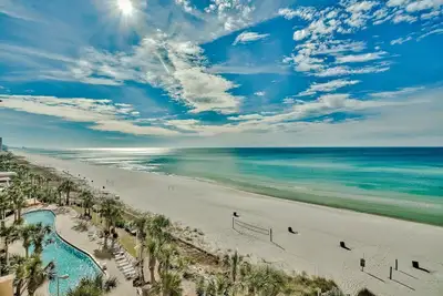 Image de Beutiful Beach Front Condo * Service de plage * Piscine * WiFi gratuit et parking * Ac * Télévision par câble