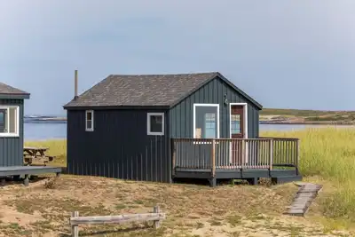 Image de Driftwood Studio Beachfront cottage en plein dans les Dunes