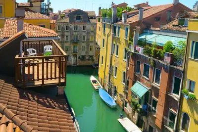 Image de Venise Rialto Penthouse avec terrasse et vue sur le canal wifi climatisation