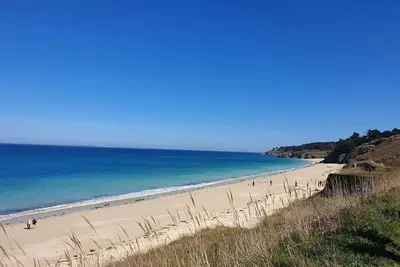 Image de Grande Maison avec Jardin Près de la Plage - 4 Chambres, Wifi et Cheminée