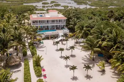Villa Aurora, avec piscine 2e étage, plage privée et Dock à San Pedro, Belize