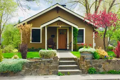 Image de Belle Millhouse historique Ă Bend, Or. Marchez jusqu'au centre-ville. vrbo