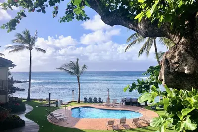 Image de Oceanfront avec vue sur Molokai! Condo # 209, 2 ch + ldc 2 ch. Serein.