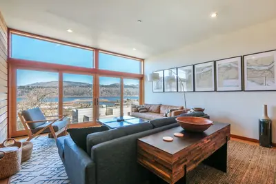 Image de Loft moderne, design et ameublement exquis, vues incroyables, terrasse sur le toit, Ă pied du centre-ville