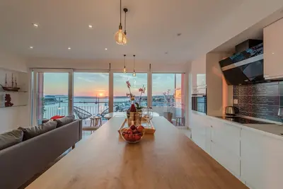 Image de L'appartement avec vue sur la mer près de la place de la ville