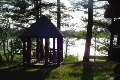 Image de Log Home On Wequas Lake, dog-friendly, bateaux gratuits