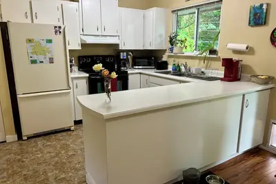 Image de Taux réduit mensuel disponible sur 1 100 pieds carrés entièrement meublé, 1 maison de lit Qualicum