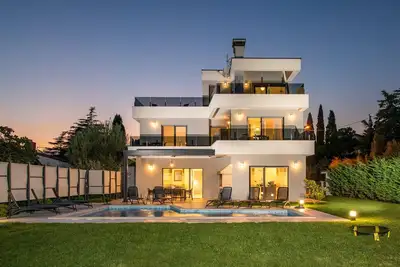 Vue sur la mer Villa près de la plage avec piscine et jardin (2018)