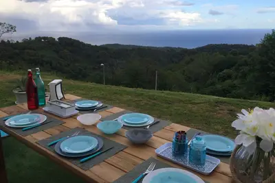 Image de Vue magnifique sur la Méditerranée dans village typique