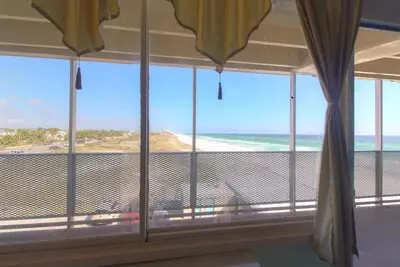 Image de Gulf Front condo PRIVÉ Jacuzzi Bath et près d'un mile de plage privée fermée.