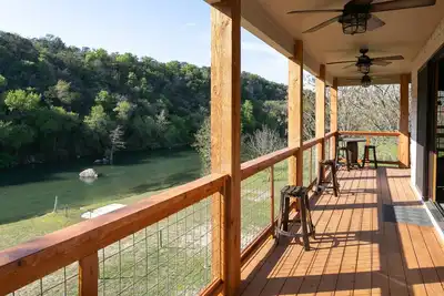 Image de Maison neuve 4/3 spacieuse pouvant accueillir 16 personnes sur la rivière Guadalupe! !