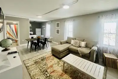Image de 21 ans à louer | Studio récemment rénové, Perfect Chill Spot en face du Hangout!