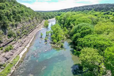 Image de Cabine de rivière moderne 3/2 avec la rivière Guadalupe dans votre cour! !