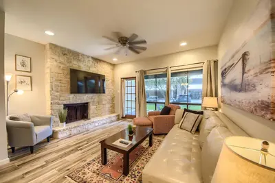 Image de Nouvelle liste! Beau 2/2. 5 condo sur la rivière Comal!