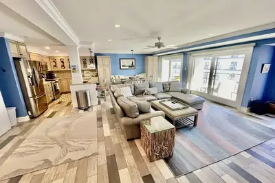 Image de Linge Et ACTIVITÉS Quotidiennes Inclus *! . Bord De Mer \/ Immeuble De Bancs Avec Piscine Sur Le Toit. 2br 2ba plan de vie ouvert condo avec de belles couleurs