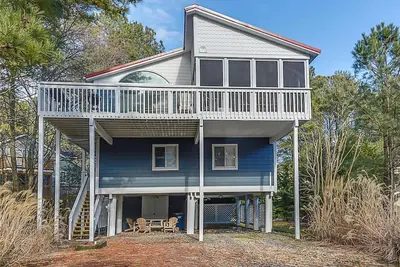 Image de ACTIVITÉS Gratuites Inclus! Très joliment décorée 5 chambres, 2 salles de bains à seulement un pâté de maisons à l'ouest de Coastal Highway.