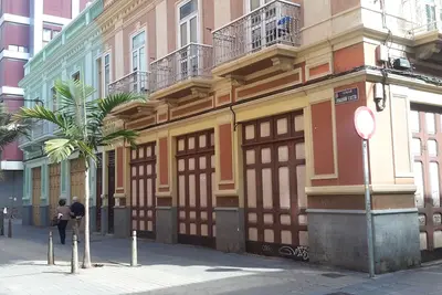 Image de Appartement dans un immeuble espagnol ancien situé entre la plage de Las Canteras et le port.