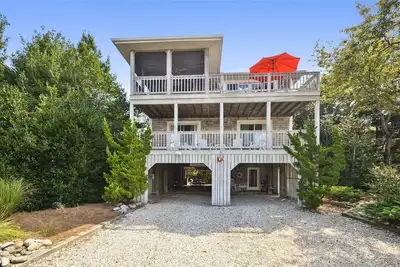 Image de ACTIVITÉS Quotidiennes Gratuites! ! Situé dans l'une des élégantes communautés fermées privées de North Bethany près du centre-ville de Bethany Beach avec accès à la plage privée