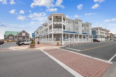 Image de ACTIVITÉS Gratuites Incl. ! Profitez du meilleur de Bethany Beach à partir de ce Nouveau Ocean Front 3 chambres, 3 salles de bain condo au deuxième étage situé au coeur du centre-ville.