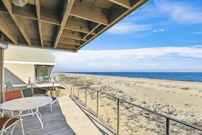 Image de Direct Oceanfront, ACTIVITÉS Gratuites! - directement sur la plage sans dunes, 5 chambres, maison de ville 3 salles de bain dans le nord de Bethany.