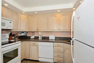 Image de Linge Et ACTIVITÉS Quotidiennes Inclus *! . . Front De Mer / BÂTIMENT En Bord De Batiment / Piscine Sur Le Toit Belle cuisine mise à jour, carrelage au sol offrant un superbe aspect à cette superbe unité. 2bdrm / 2ba avec 1340 pieds carrés d'espace pour.
