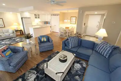 Image de Linge Et ACTIVITÉS Quotidiennes Inclus *! Bord De Mer / Immeuble De Bancs Avec Piscine Sur Le Toit. Venez rester dans cette unité confortable! Une cuisine entièrement équipée, laveuse / sécheuse, beaucoup d'espace de vie, une piscine sur le toit, bâtim.