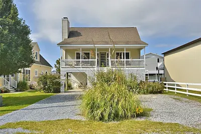 Image de ACTIVITÉS Gratuites! ! ! Situé sur le côté ouest à seulement quelques pas de la plage de South Bethany, cette maison familiale et conviviale de 5 chambres à coucher et 3 salles de bain est tout simplement un délice!