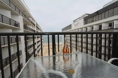 Image de Vue Sur L'OCÉAN! Piscine Sur Le Toit, Linge Et ACTIVITÉS Quotidiennes Inclus *! . Conçu pour le confort décrit cette unité de charme avec une vue directe sur l'océan depuis toutes les chambres
