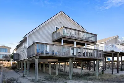 Image de Activites Quotidiennes Gratuites! Cette maison de plage classique en bord de mer en bord de mer se trouve juste sur la plage offrant des vues incroyables sur l'océan et de magnifiques crèches de soleil!