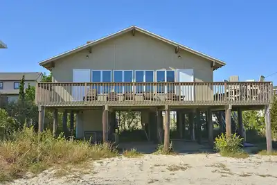 Image de ACTIVITÉS Gratuites! ! Cette maison de plage de 3 chambres, 2 salles de bain est juste un lot de l'océan, offrant beaucoup de vues et de sons de l'océan!