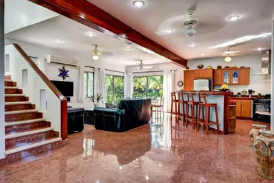 Image de Superbe villa avec vue sur la mer, bon prix, Jacuzzi sur le toit Ă quelques pas de la plage et de la ville!
