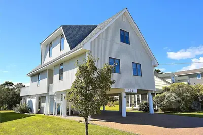 Image de ACTIVITÉS Gratuites Incluses! ! ! Situé côté océan au coeur de Bethany Beach, cette charmante maison de vacances familiale adossée à l'historique \"Bethany Loop Canal\" avec une magnifique cour arrière et un quai.